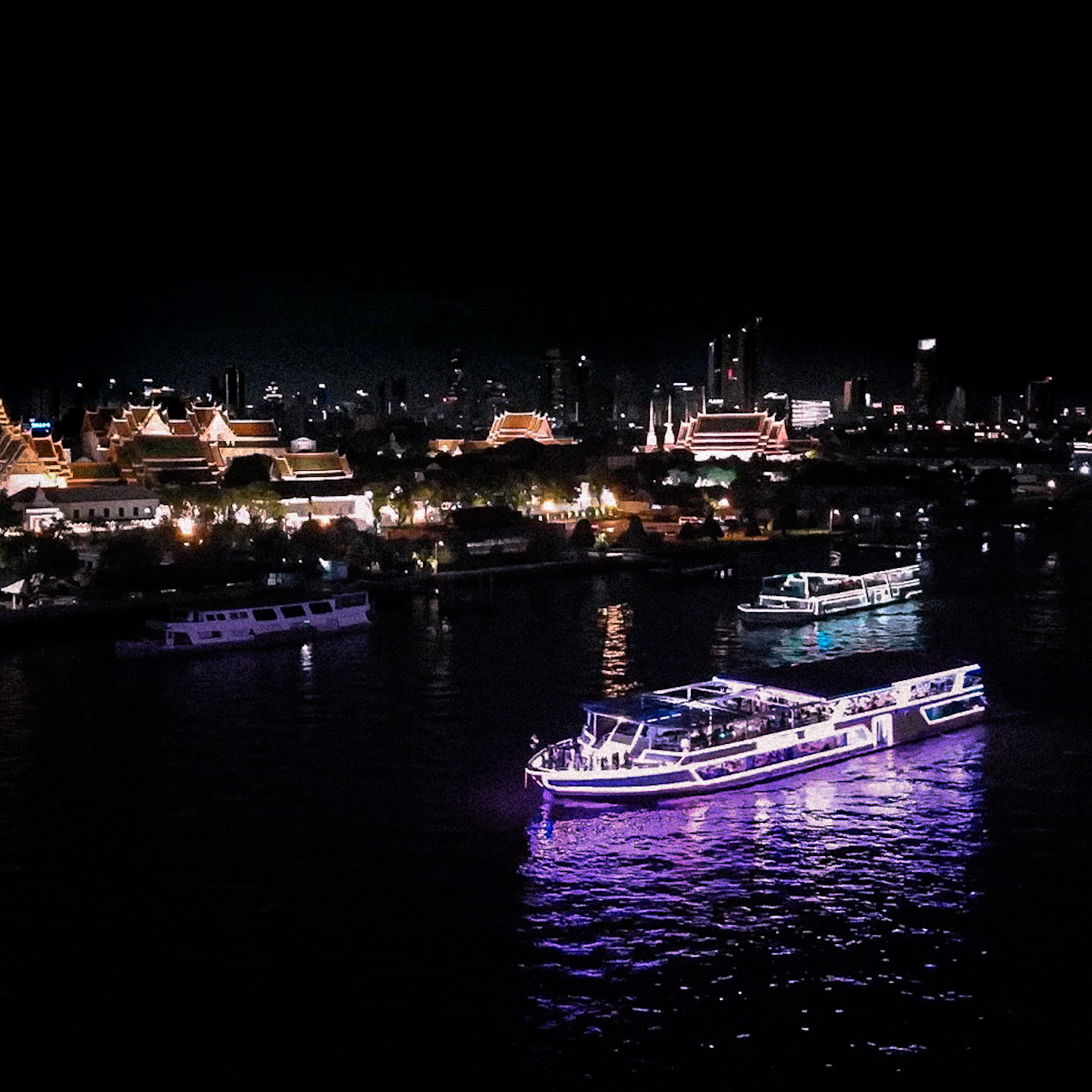 Riverside dinner cruise — commercial